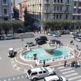 Il monumento � costituito da una vasca bianca di forma quadrata con due semicerchi al posto di due lati